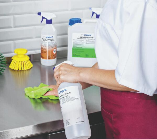 Cestino con prodotti per la pulizia per l'igiene della casa